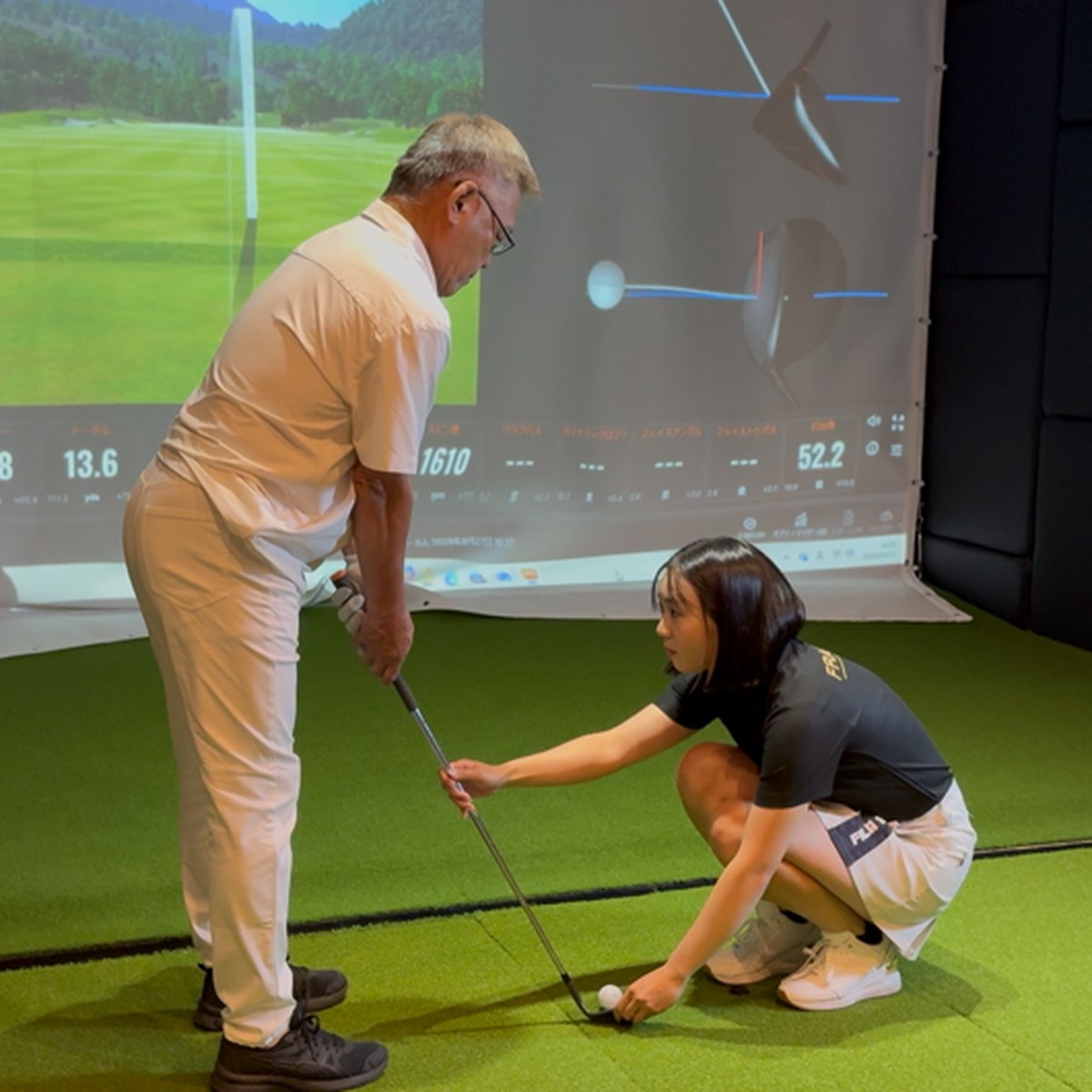 シミュレーターの前でのパーソナルレッスン